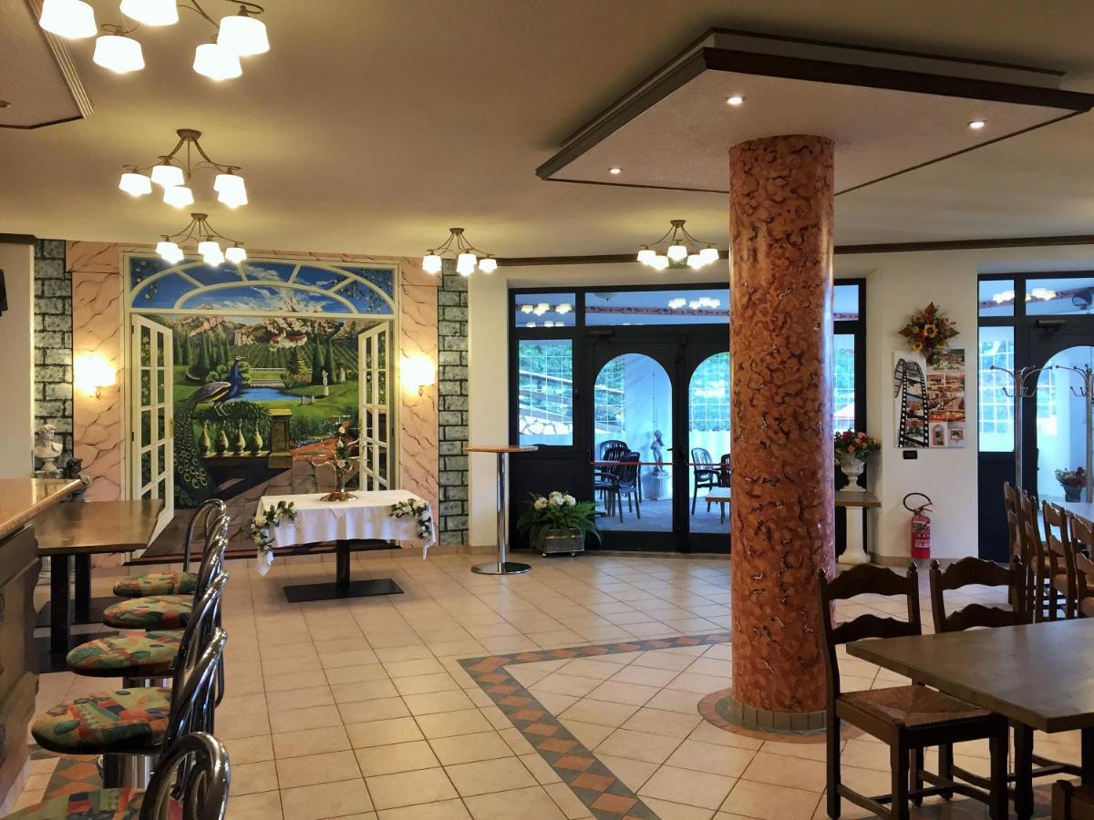 Hotel Ristorante Scoiattolo Sporminore Buitenkant foto