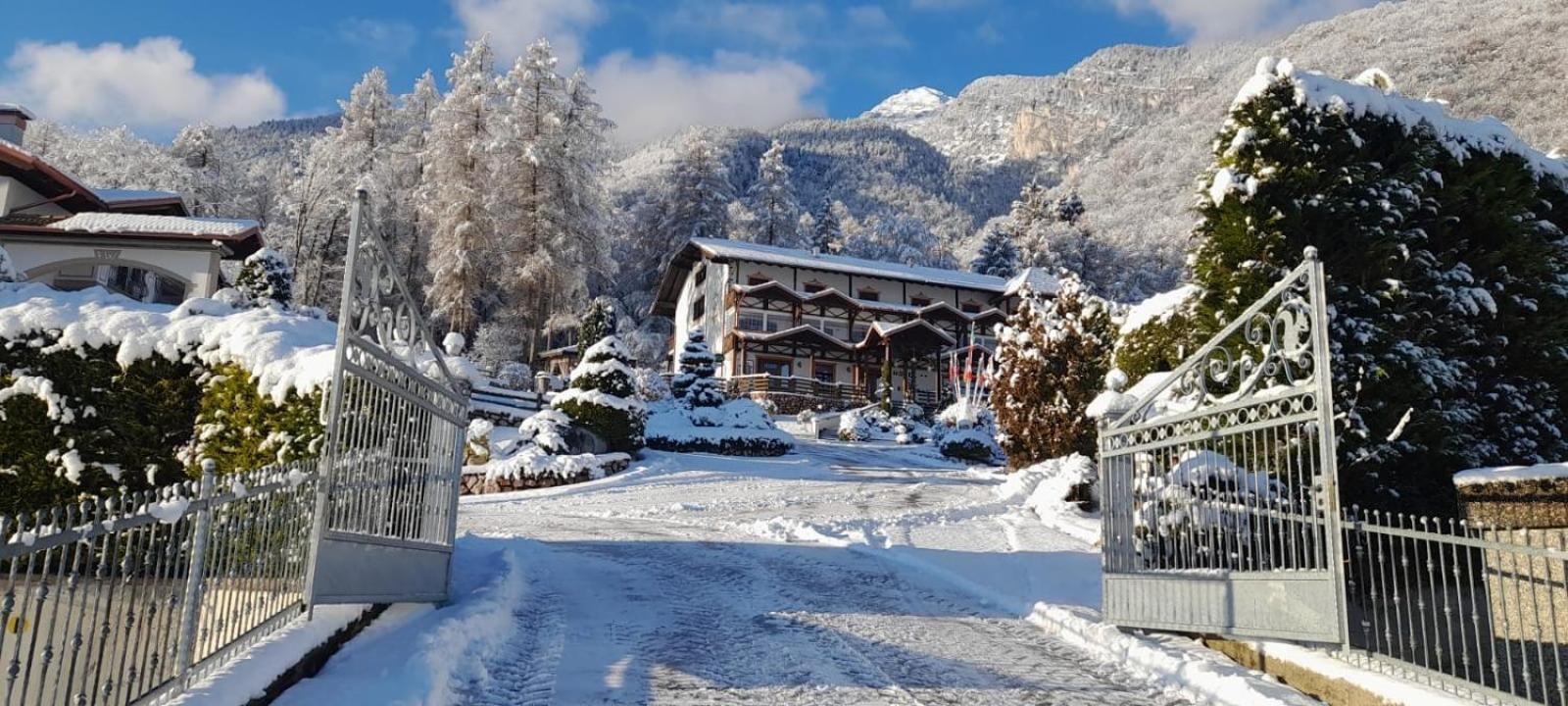 Hotel Ristorante Scoiattolo Sporminore Buitenkant foto