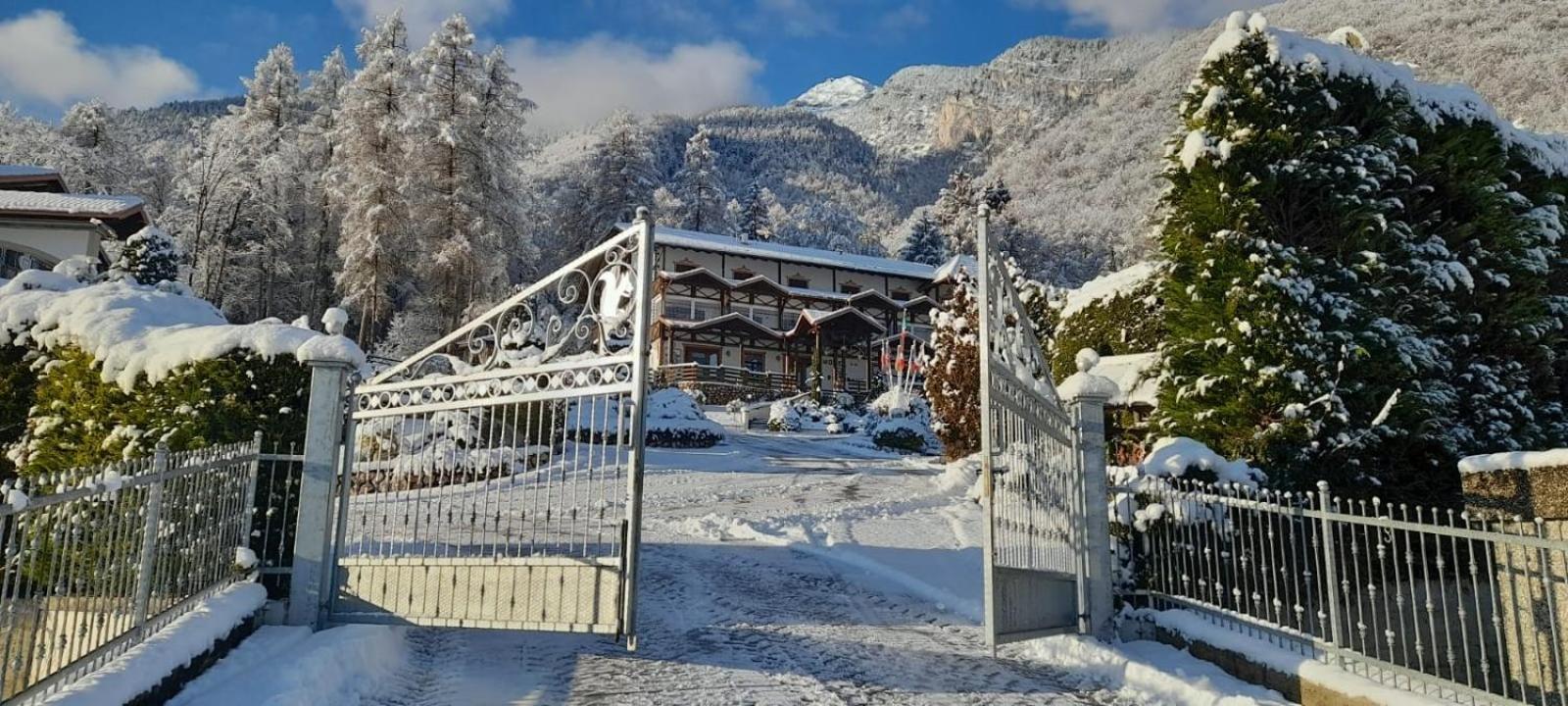 Hotel Ristorante Scoiattolo Sporminore Buitenkant foto
